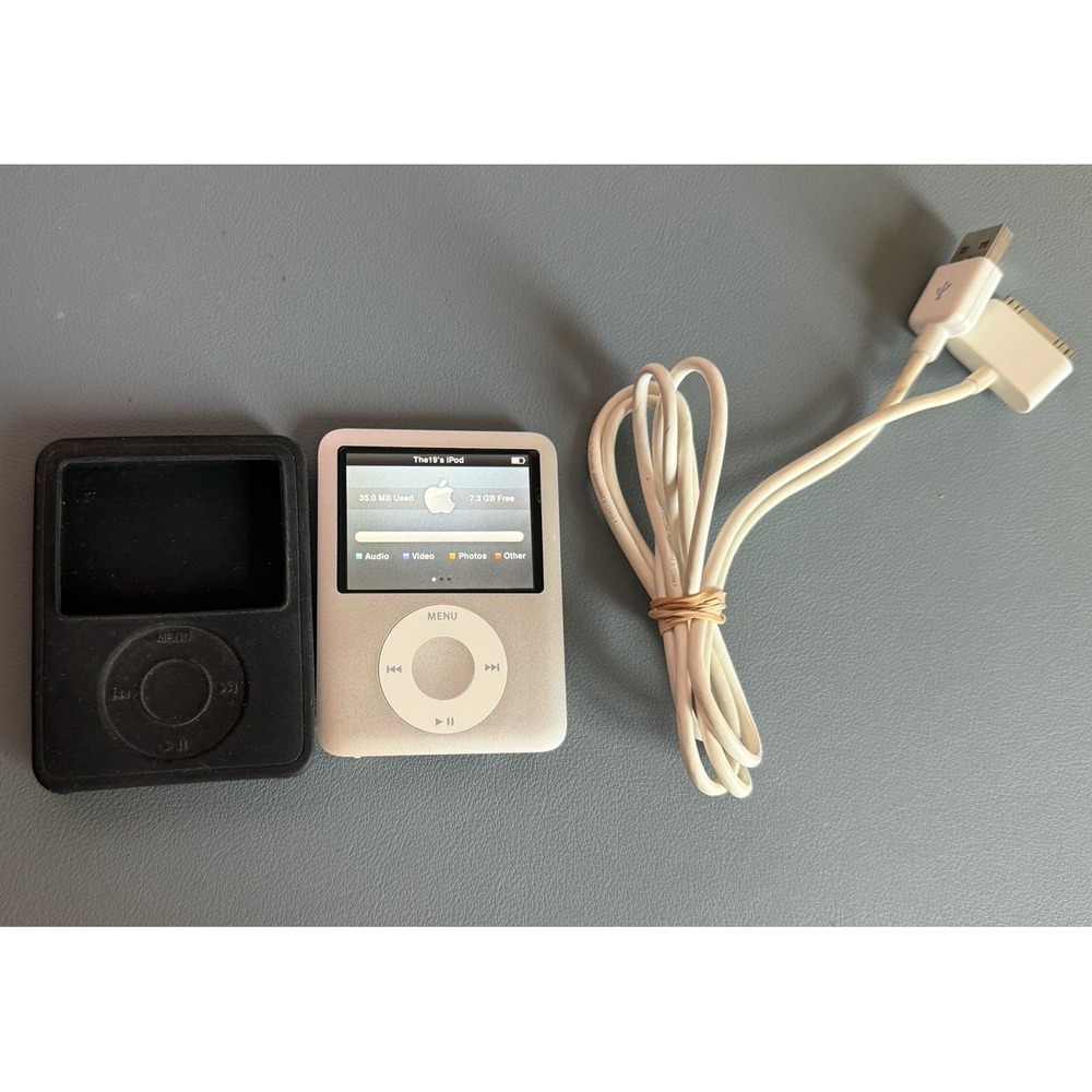Apple iPod Nano Bundle - 3rd Gen 8GB Silver A1236 VTG MP3 Working w/Cord & Case